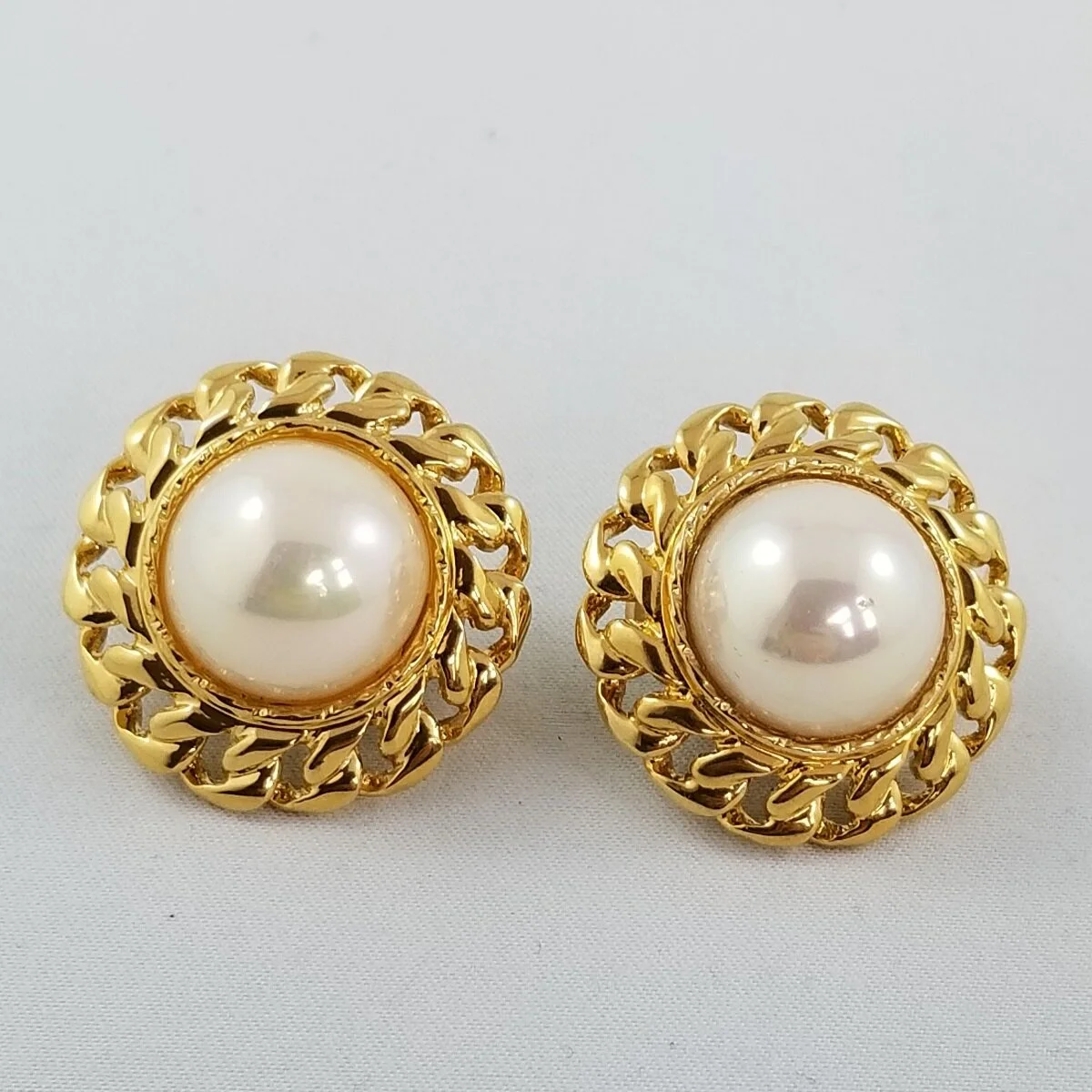 Antique, vintage, designer costume jewelry, fine precious Jewellery.